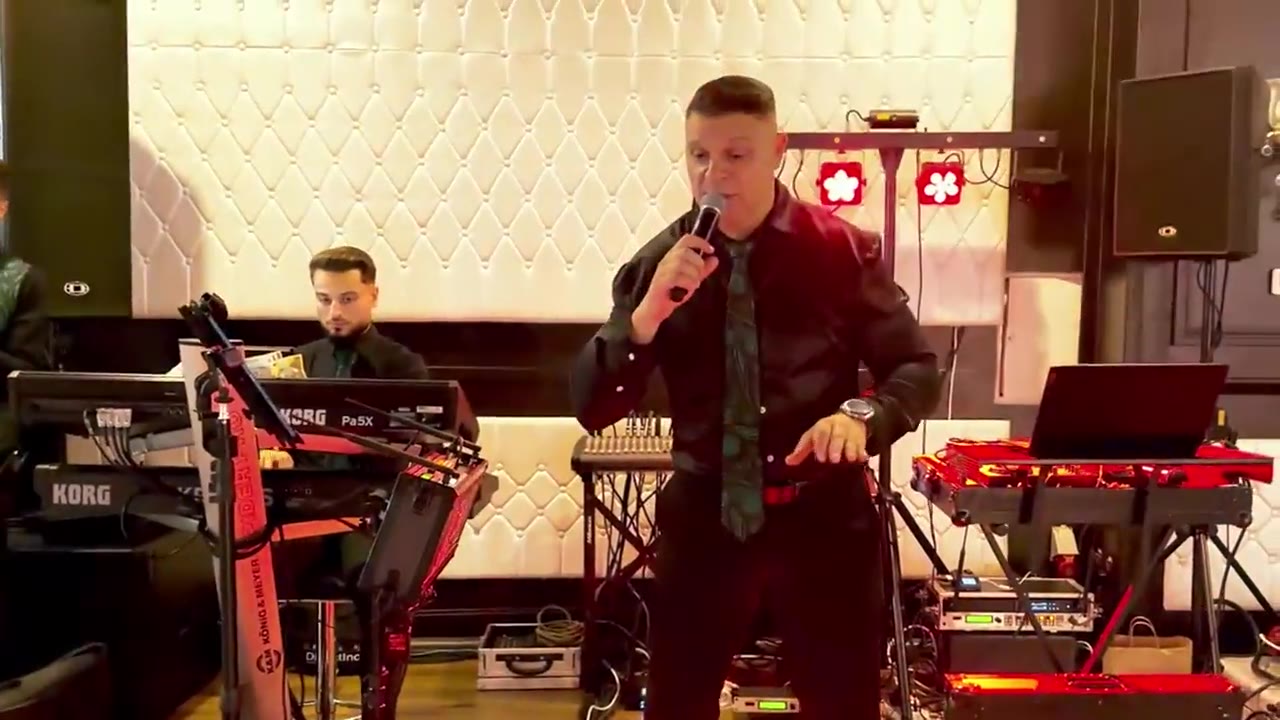 Formația Mordasan cântând live la o nuntă
